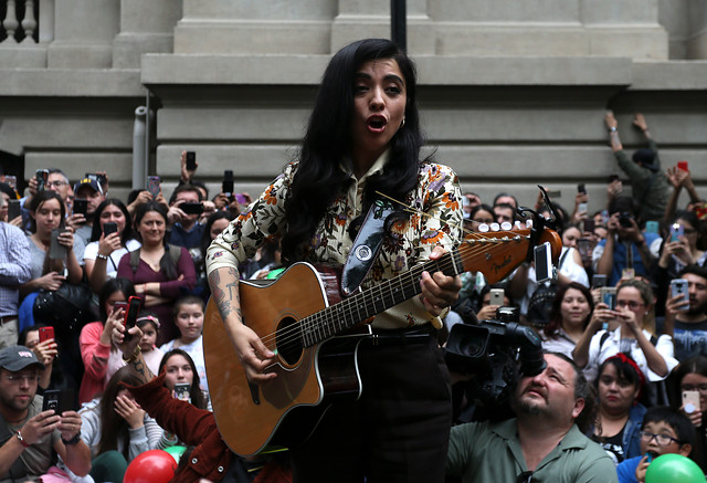 Mon Laferte y Carlos Peña