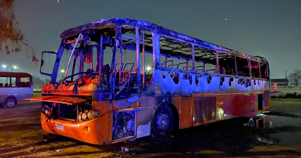 Bus del Transantiago resultó completamente quemado en PAC: amenazaron con armas a los ocupantes Bus del Transantiago resultó completamente quemado en PAC: amenazaron con armas a los ocupantes
