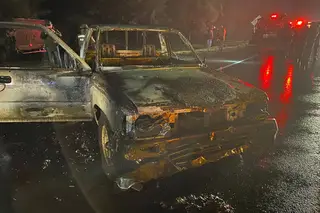 DOS CONDUCTORES HERIDOS Y UNA CAMIONETA QUEMADA DEJA NUEVO ATAQUE TERRORISTA EN ERCILLA DOS CONDUCTORES HERIDOS Y UNA CAMIONETA QUEMADA DEJA NUEVO ATAQUE TERRORISTA EN ERCILLA