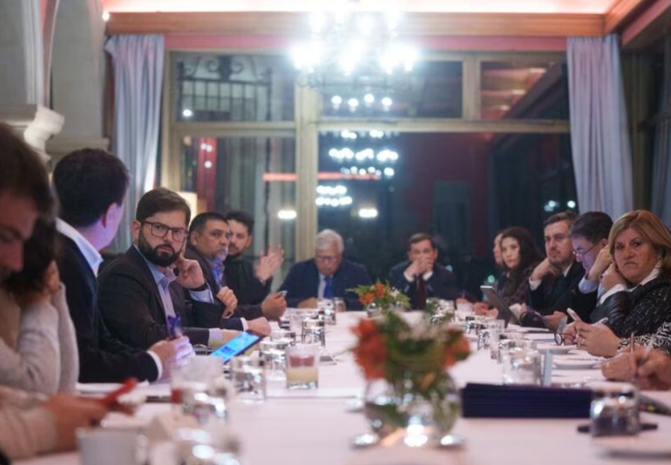 EL DÍA EN QUE BORIC JUSTIFICÓ LA GRABACIÓN SECRETA DE UNA REUNIÓN Y QUE SE USÓ COMO ANTECEDENTE EN SUMARIO CONTRA EX OFICIAL DEL EJÉRCITO EL DÍA EN QUE BORIC JUSTIFICÓ LA GRABACIÓN SECRETA DE UNA REUNIÓN Y QUE SE USÓ COMO ANTECEDENTE EN SUMARIO CONTRA EX OFICIAL DEL EJÉRCITO
