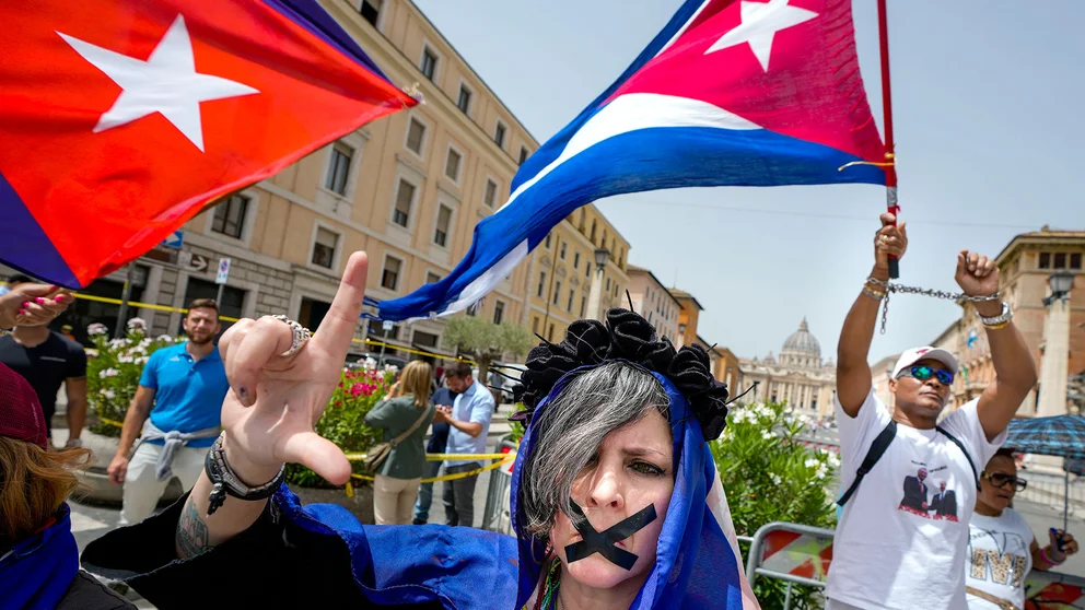 CUBANOS PROTESTARON EN EL VATICANO POR LA VISITA DEL DICTADOR MIGUEL DIAZ-CANEL AL PAPA FRANCISCO CUBANOS PROTESTARON EN EL VATICANO POR LA VISITA DEL DICTADOR MIGUEL DIAZ-CANEL AL PAPA FRANCISCO