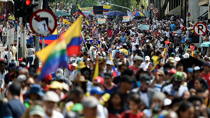 COLOMBIA: MASIVAS PROTESTAS EN RECHAZO A LAS REFORMAS SOCIALES QUE IMPULSA EL PRESIDENTE PETRO COLOMBIA: MASIVAS PROTESTAS EN RECHAZO A LAS REFORMAS SOCIALES QUE IMPULSA EL PRESIDENTE PETRO