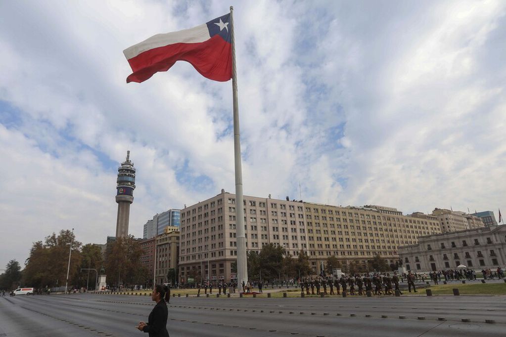DIPUTADOS UDI OFICIAN AL GOBIERNO POR POST SOBRE LA BANDERA: “SIGUEN EMPECINADOS EN REESCRIBIR NUESTROS SÍMBOLOS PATRIOS” DIPUTADOS UDI OFICIAN AL GOBIERNO POR POST SOBRE LA BANDERA: “SIGUEN EMPECINADOS EN REESCRIBIR NUESTROS SÍMBOLOS PATRIOS”
