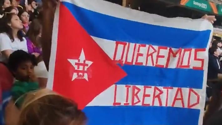BANDERA CON MENSAJE QUE PIDE LIBERTAD PARA CUBA GENERA POLÉMICA EN PANAMERICANOS: J. A. KAST ACUSA “CENSURA” BANDERA CON MENSAJE QUE PIDE LIBERTAD PARA CUBA GENERA POLÉMICA EN PANAMERICANOS: J. A. KAST ACUSA “CENSURA”