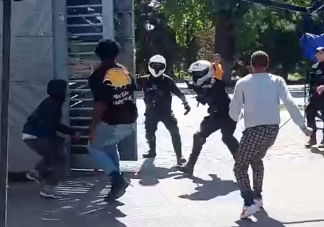 DELINCUENTES EXTRANJEROS ARMADOS DE PISTOLAS Y CUCHILLOS ATACAN A GUARDIAS DE SEGURIDAD EN METRO QUINTA NORMAL DELINCUENTES EXTRANJEROS ARMADOS DE PISTOLAS Y CUCHILLOS ATACAN A GUARDIAS DE SEGURIDAD EN METRO QUINTA NORMAL