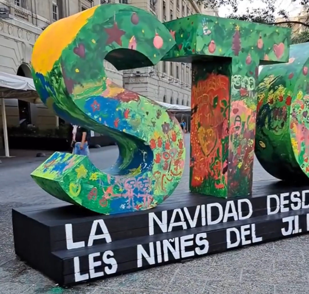 VERGONZOSO!: ALCALDESA DE SANTIAGO IRACÍ HASSLER PROMUEVE LA IDEOLOGÍA DE GÉNERO EN LA DECORACIÓN NAVIDEÑA DE LA PLAZA DE ARMAS