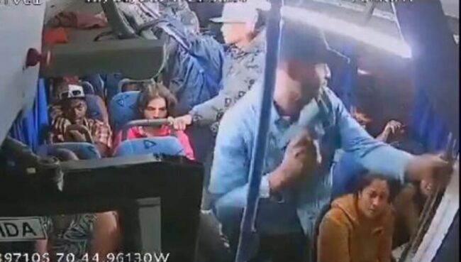 ¡NO SE PUEDE VIAJAR TRANQUILO!: VENEZOLANOS ASALTAN A PASAJEROS Y A CONDUCTOR DE BUS INTERURBANO ¡NO SE PUEDE VIAJAR TRANQUILO!: VENEZOLANOS ASALTAN A PASAJEROS Y A CONDUCTOR DE BUS INTERURBANO
