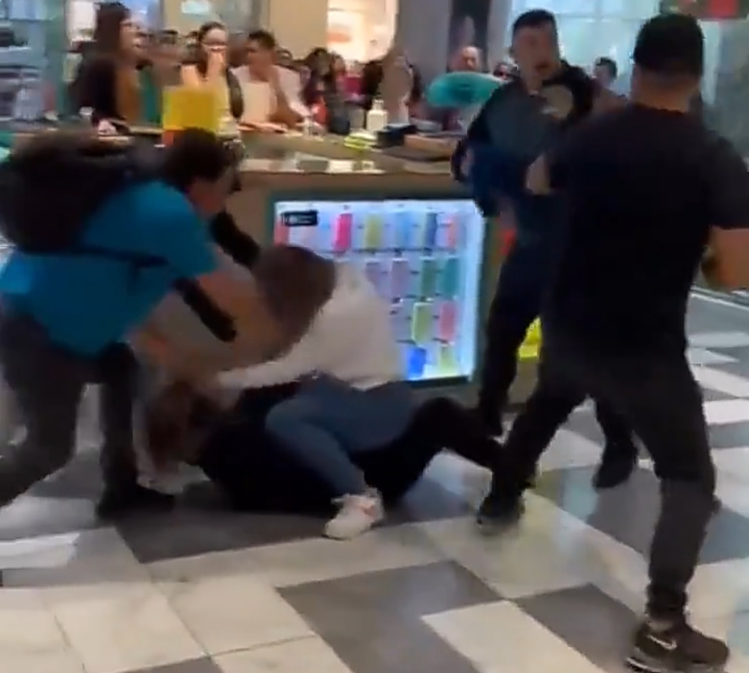CHILENOS Y VENEZOLANOS SE AGARRARON A COMBOS EN EL MALL PLAZA VESPUCIO CHILENOS Y VENEZOLANOS SE AGARRARON A COMBOS EN EL MALL PLAZA VESPUCIO