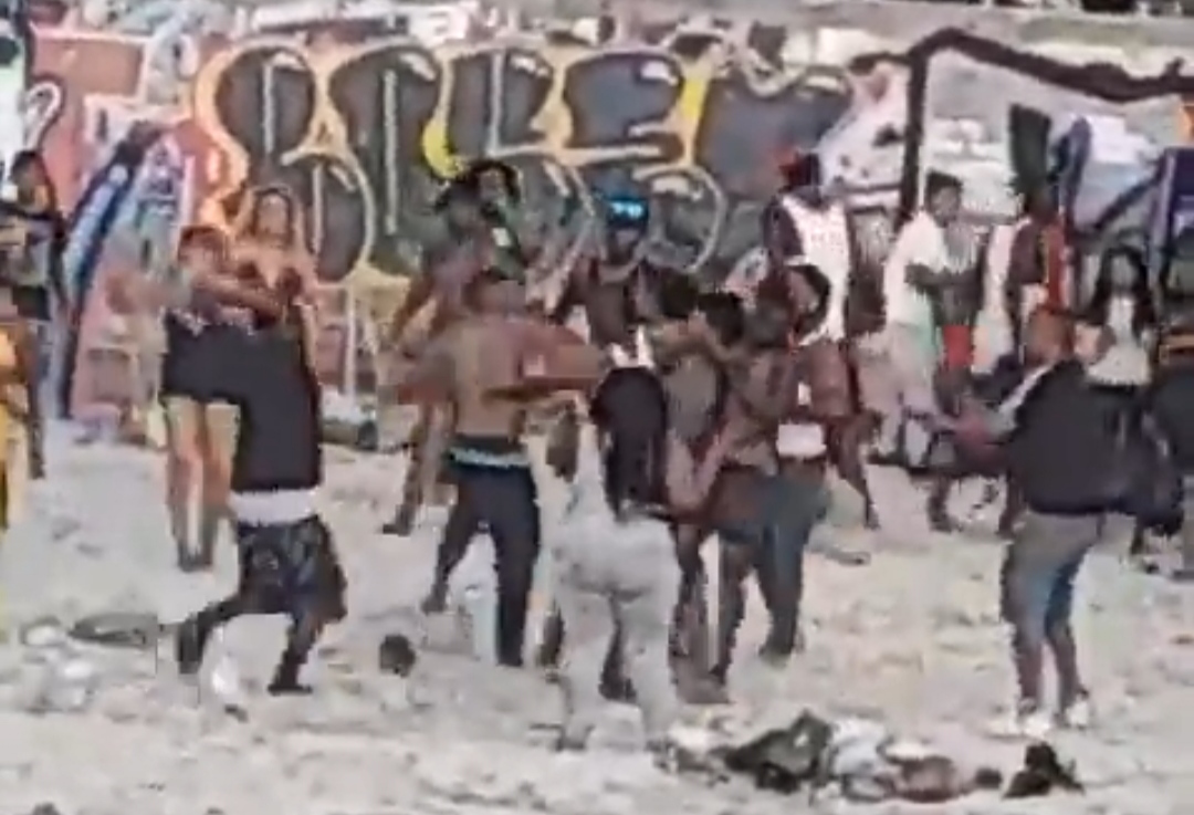 VIOLENTA PELEA ENTRE INMIGRANTES COLOMBIANOS EN PLAYA DE IQUIQUE: CELEBRABAN EL AÑO NUEVO VIOLENTA PELEA ENTRE INMIGRANTES COLOMBIANOS EN PLAYA DE IQUIQUE: CELEBRABAN EL AÑO NUEVO