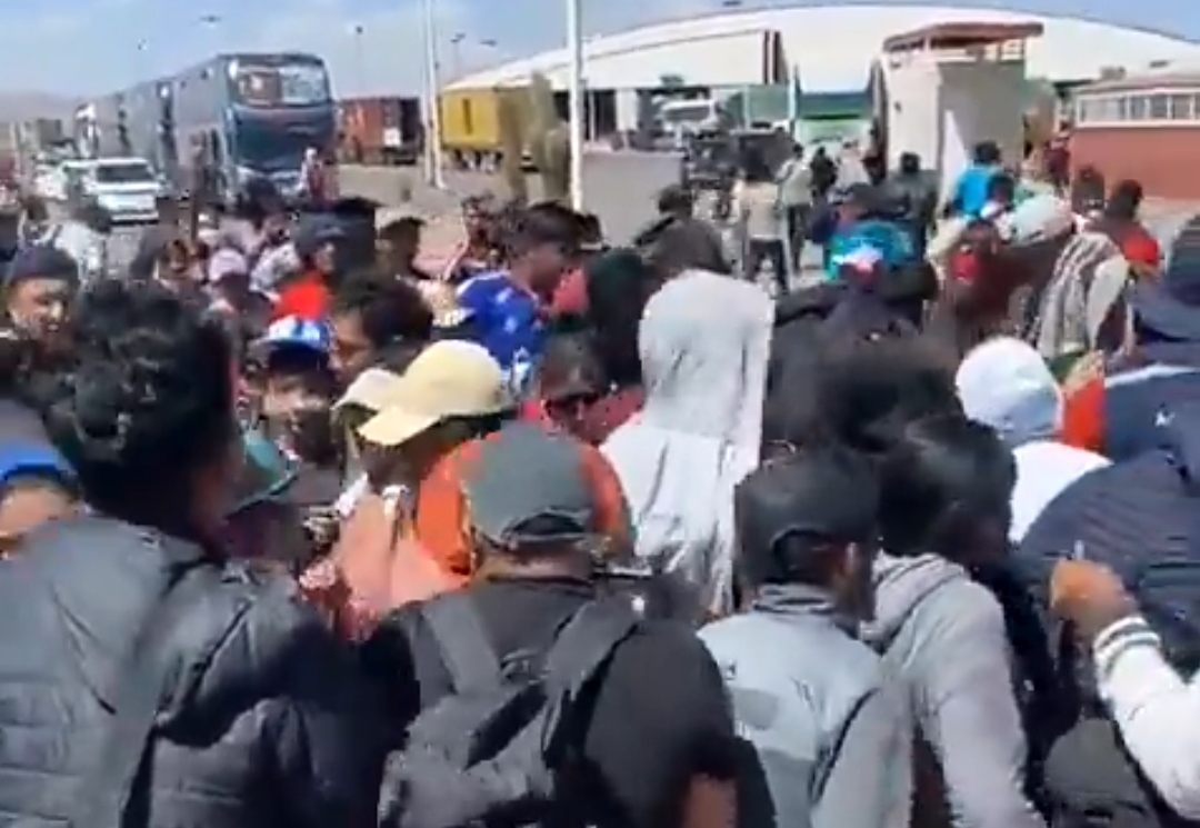 BORIC VA A DESTRUIR EL PAÍS: VIDEO MUESTRA QUE LOS INMIGRANTES ILEGALES SIGUEN ENTRANDO POR COLCHANE BORIC VA A DESTRUIR EL PAÍS: VIDEO MUESTRA QUE LOS INMIGRANTES ILEGALES SIGUEN ENTRANDO POR COLCHANE
