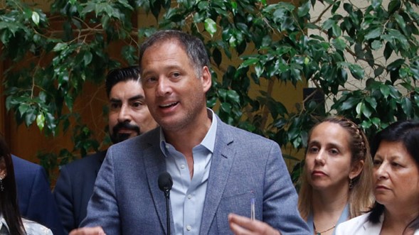 DIPUTADO RN DENUNCIA MILLONARIA CONTRATACIÓN DE GOBIERNO EN DEFENSA DE MIGRANTES IRREGULARES